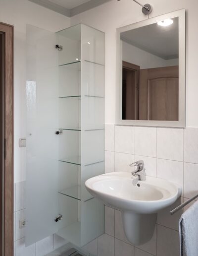 Haengeschrank aus Glas von Jens Kropp in Erharting bei Muehldorf