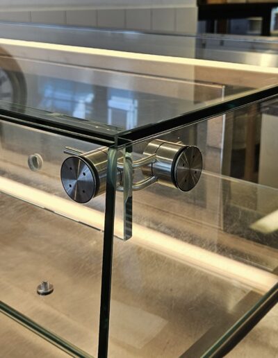 Edelstahlbeschlag flächenbündig für Vitrinen