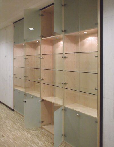 große Vitrine mit Glastüren teilsatiniert - auf Maß - von Jens Kropp